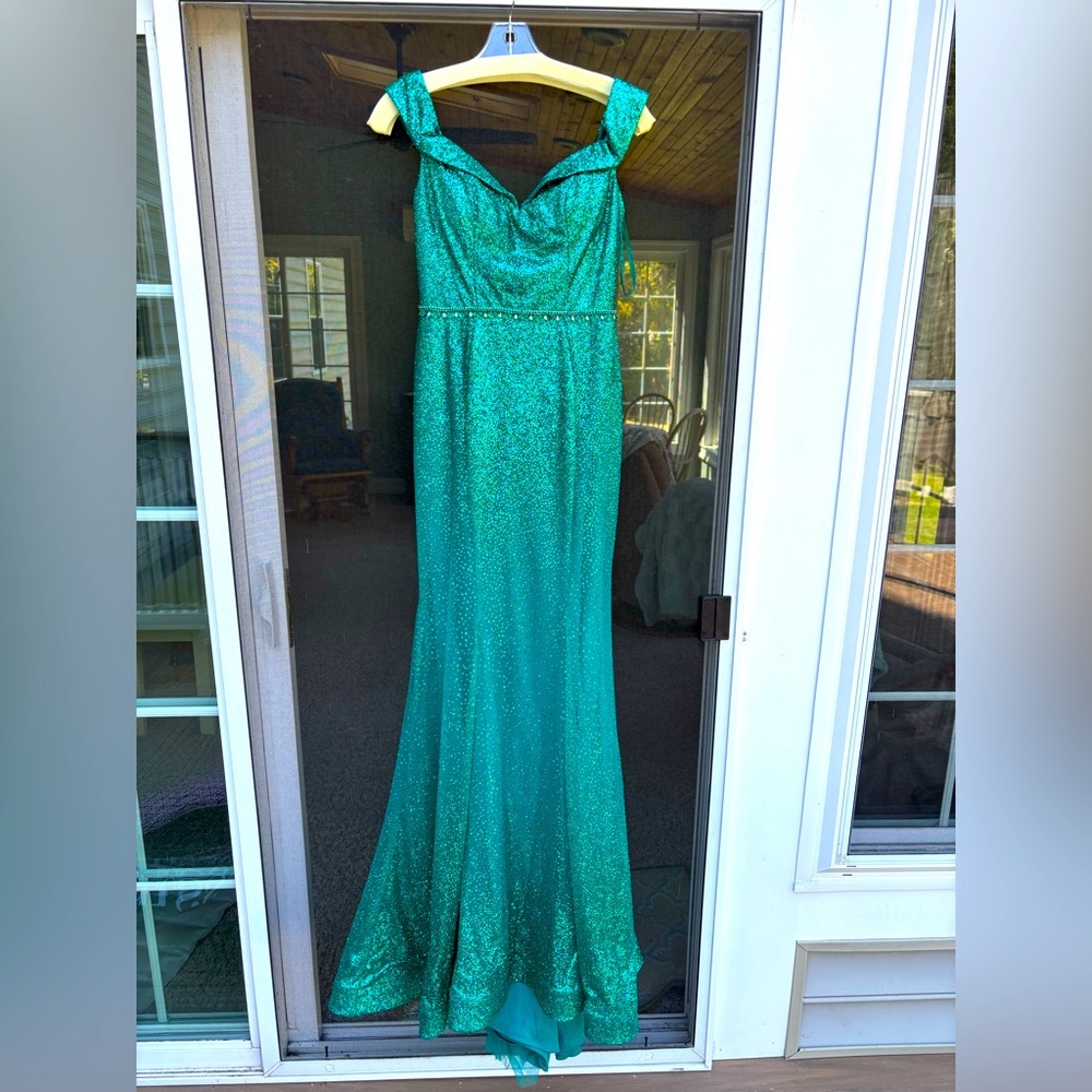 Elegant Green Evening Gown - Prom Dress
